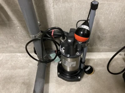 排水槽内に設置されたフロートスイッチ付きの水中排水ポンプ